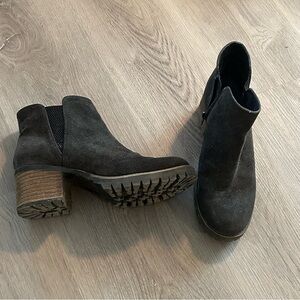 3/15$ 🛍️ Kate and Mel Suede Ankle Boots